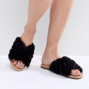 UGG - Joni Black Shaggy Cross Strap Slides - Black